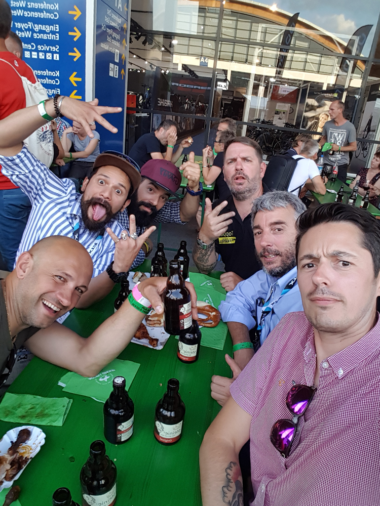 Avec nos confrères italiens de Rome: Bicificio Dinamo, revendeur R&M comme nous. Là on etait en pleine discussion stratégie commerciale