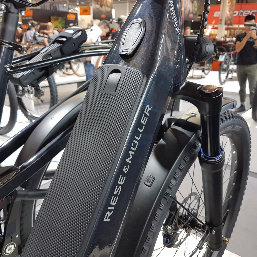 Cache pour la batterie intégrée (démontable) et prise pour recharger directement sur le vélo.