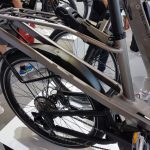 Suspension arrière pour la stabilité sur les petits chemins